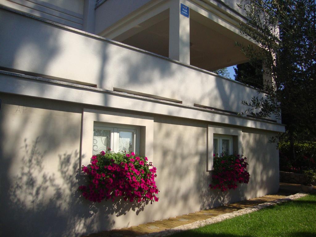 Apartments Atrium Малинска Екстериор снимка